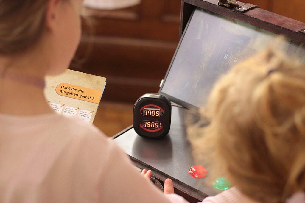 2 Kinder vor der Zeitmaschine
